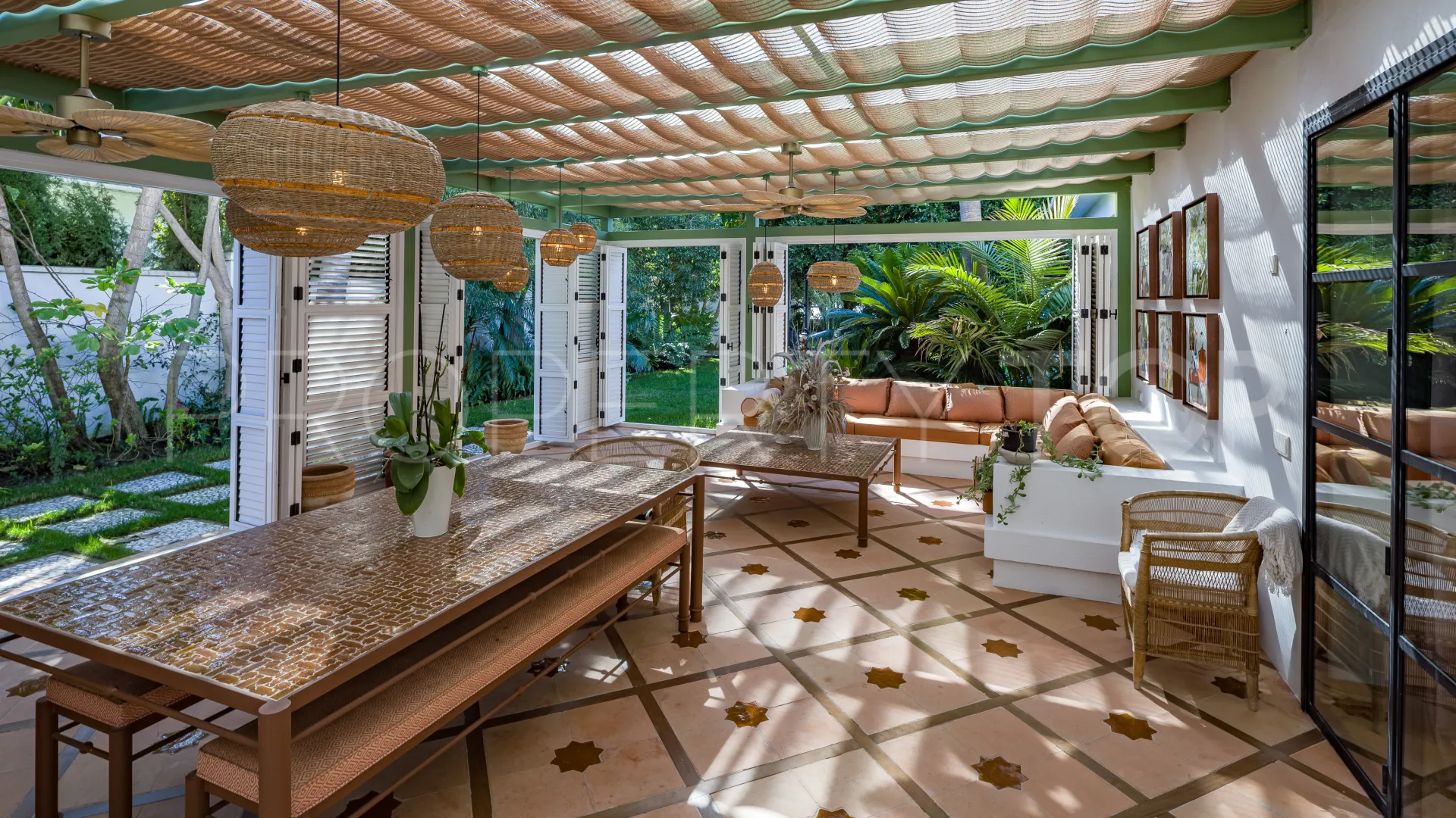 Villa a la venta en Aloha con 5 dormitorios