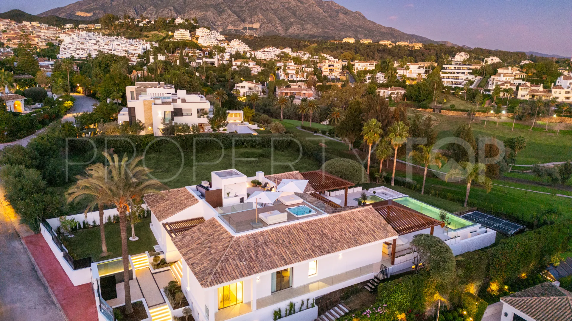 For sale villa in Nueva Andalucia