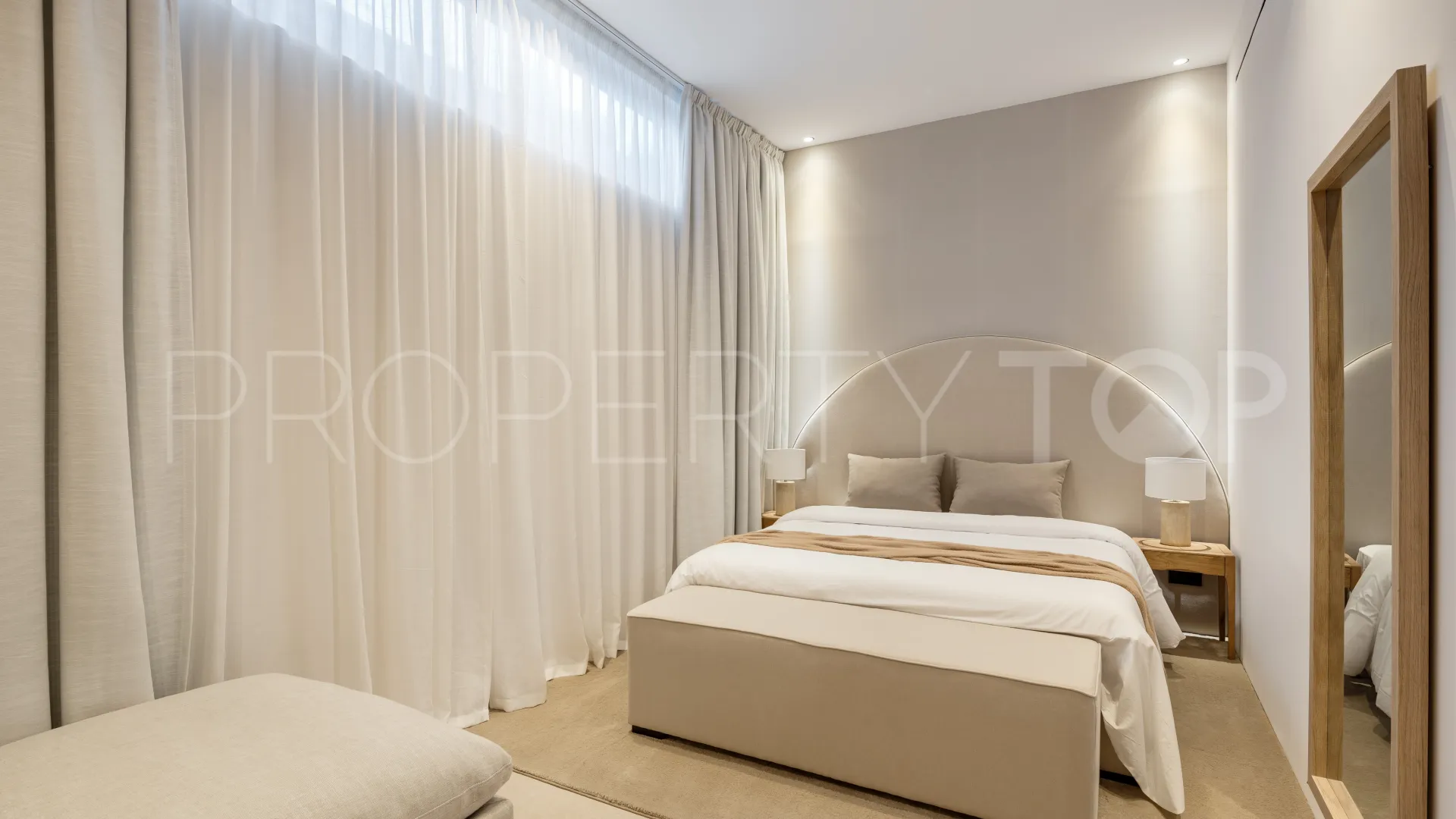 For sale villa in Nueva Andalucia