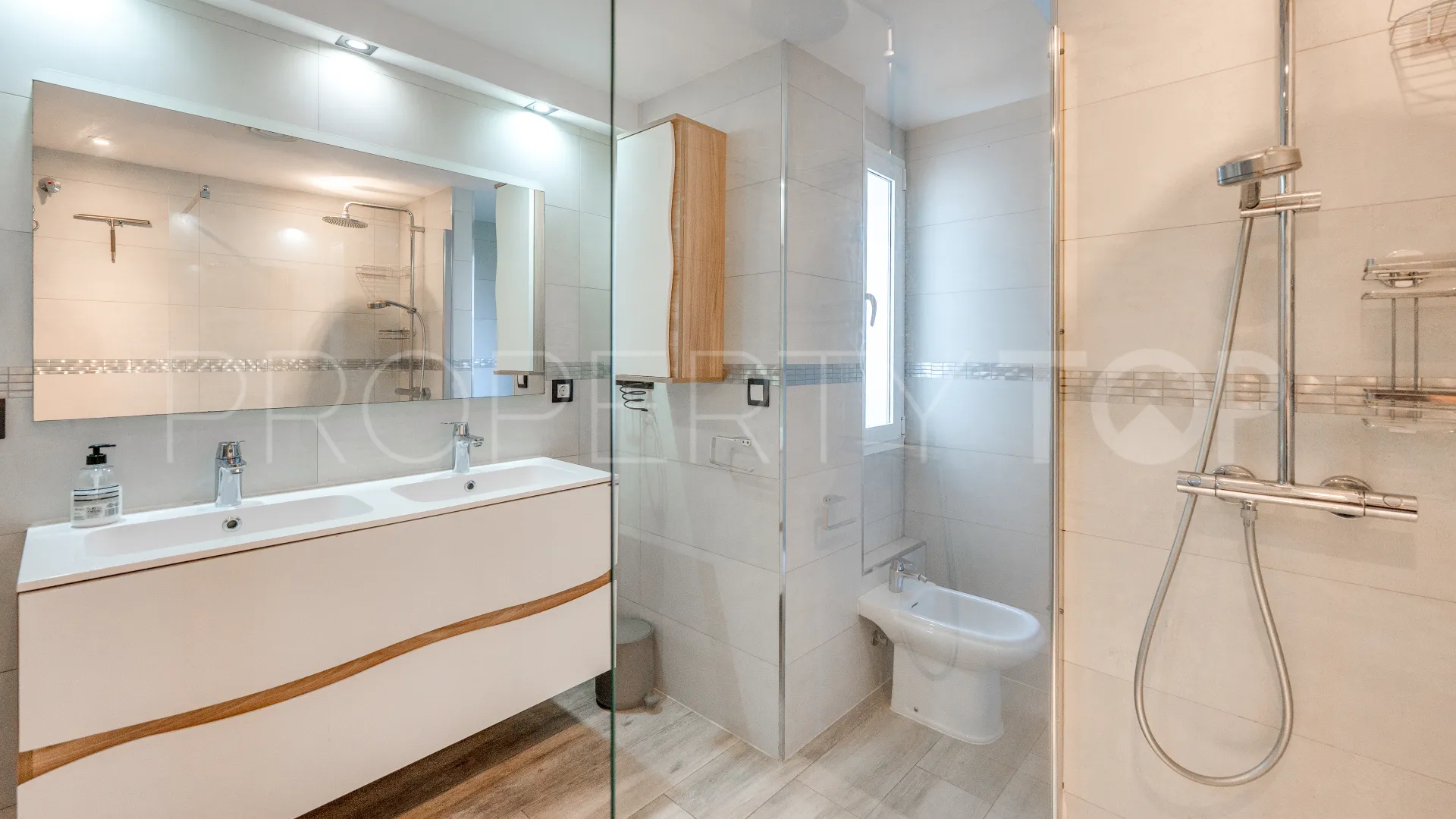 Comprar apartamento planta baja en Los Naranjos de Marbella