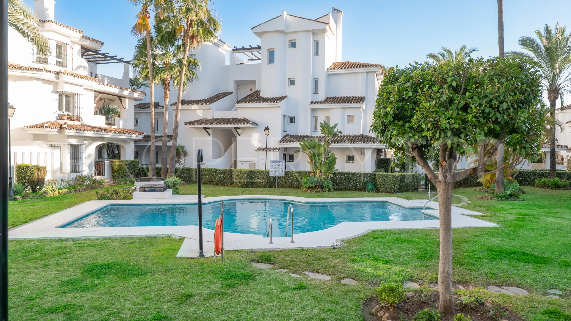 Comprar apartamento planta baja en Los Naranjos de Marbella