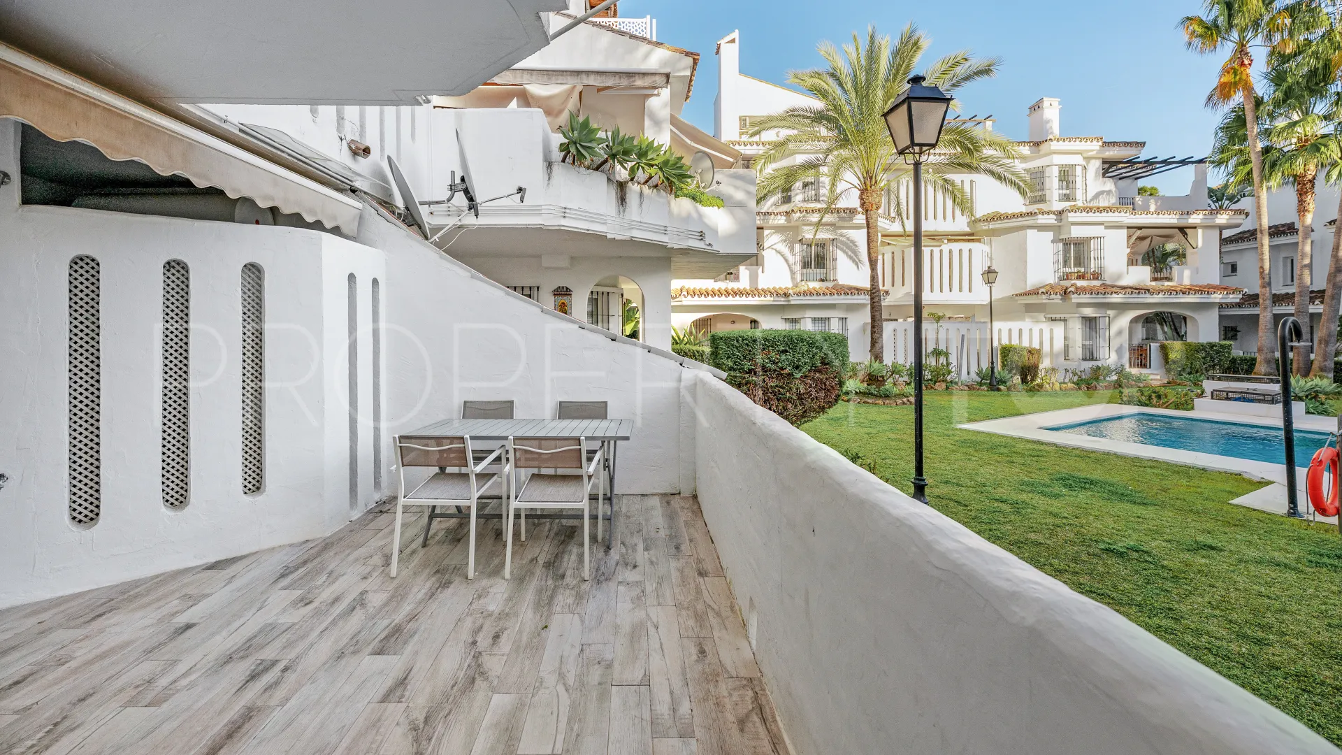 Comprar apartamento planta baja en Los Naranjos de Marbella