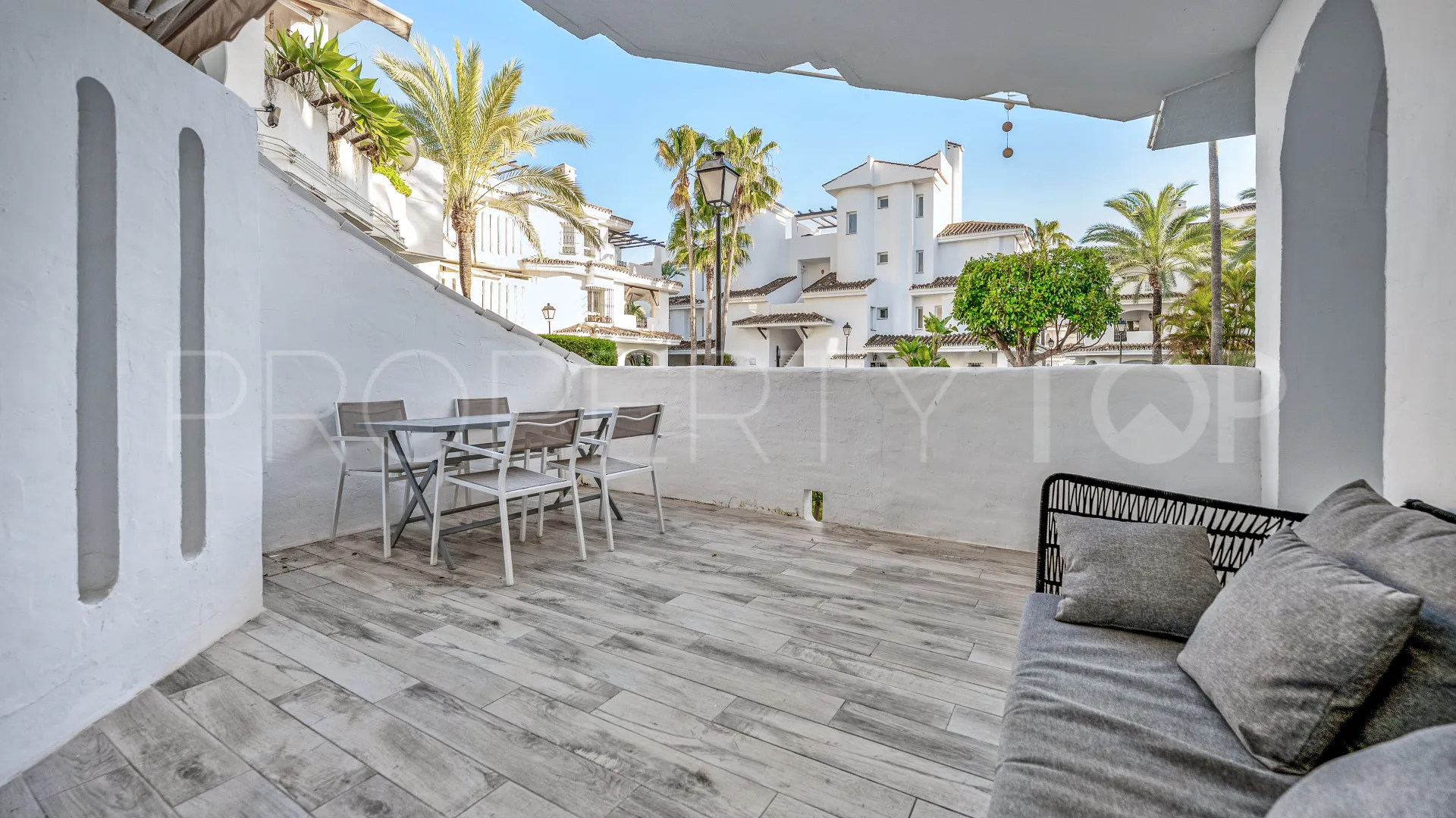 Comprar apartamento planta baja en Los Naranjos de Marbella