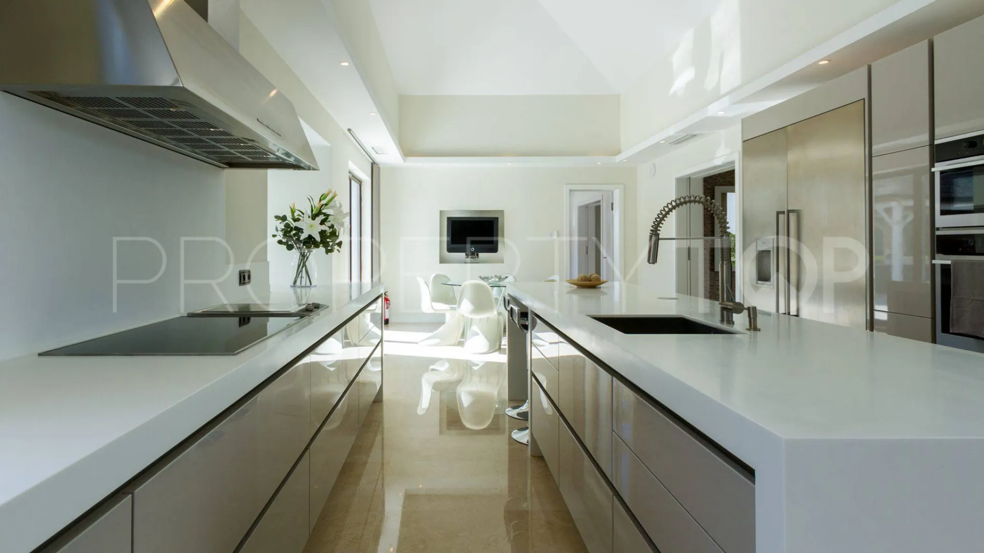 Buy villa with 5 bedrooms in La Zagaleta