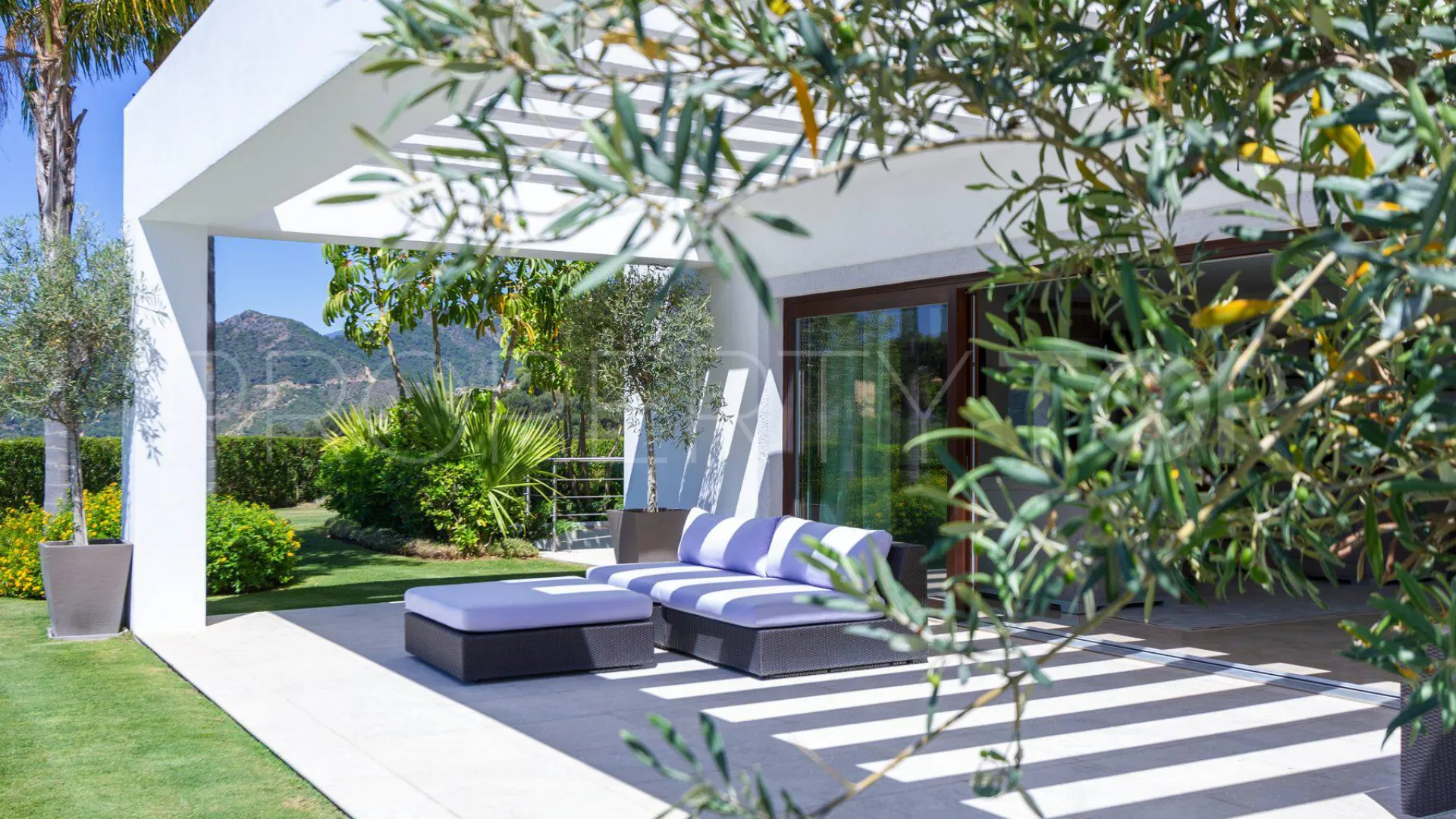 Buy villa with 5 bedrooms in La Zagaleta