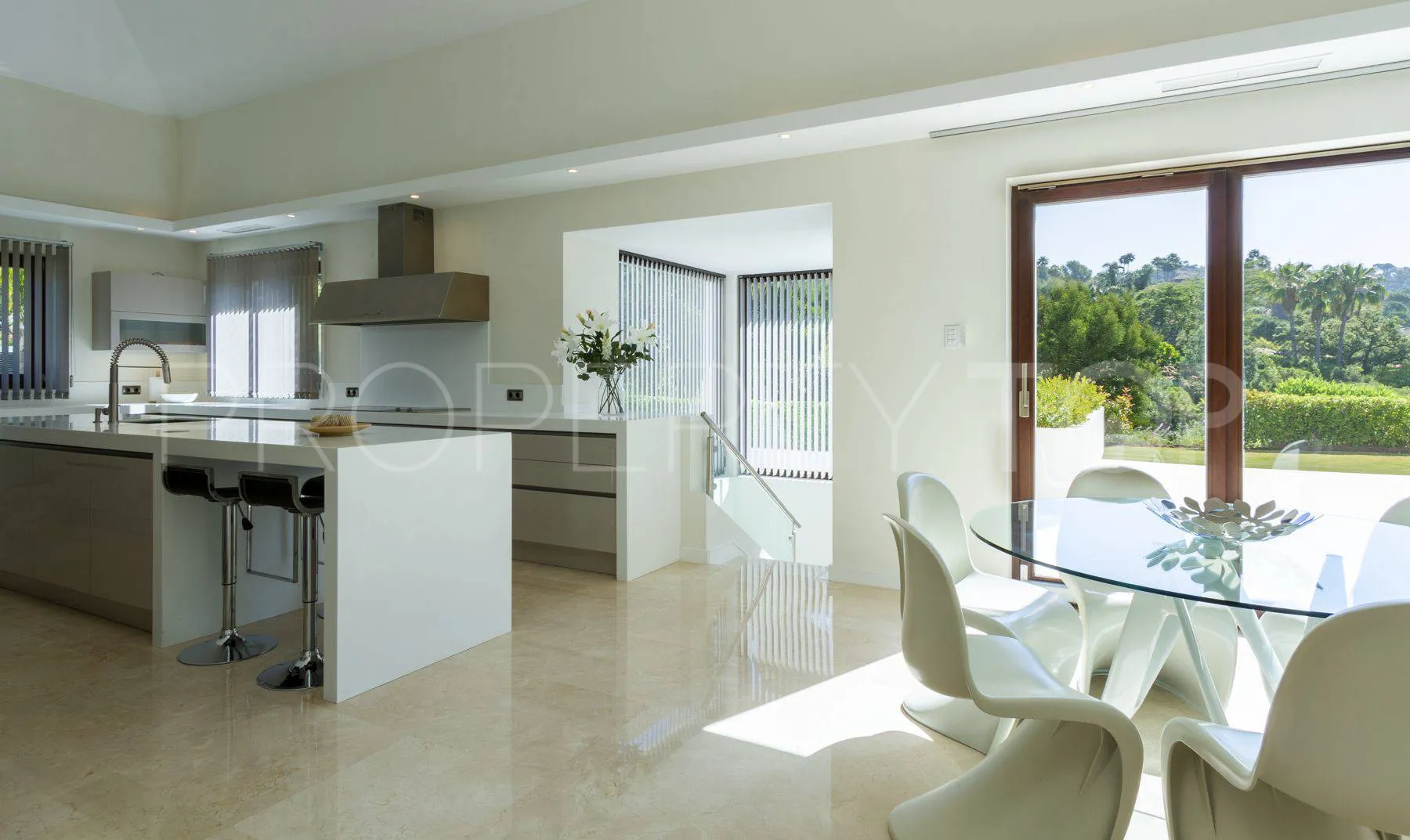Buy villa with 5 bedrooms in La Zagaleta