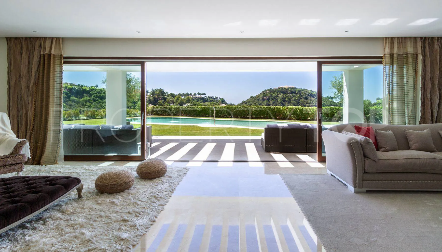Buy villa with 5 bedrooms in La Zagaleta