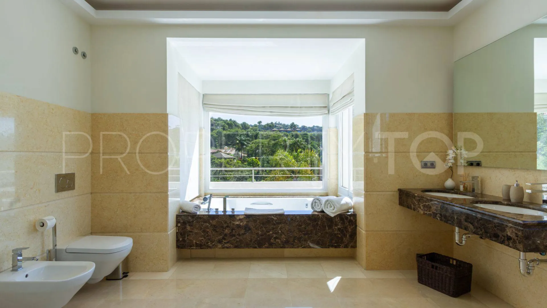 Buy villa with 5 bedrooms in La Zagaleta
