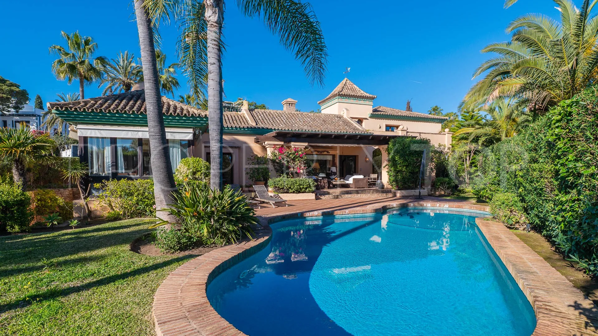 Se vende villa en Marbesa de 5 dormitorios