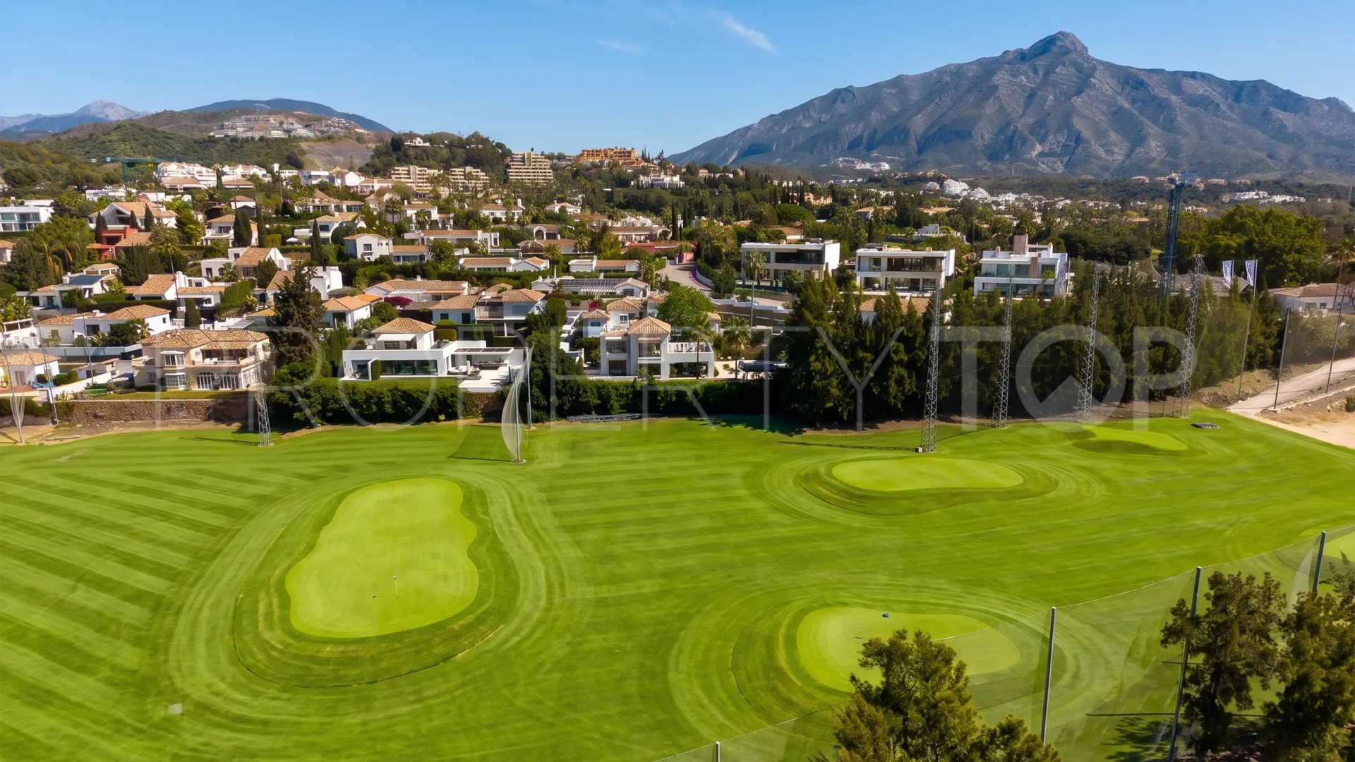 For sale villa in Los Naranjos Golf