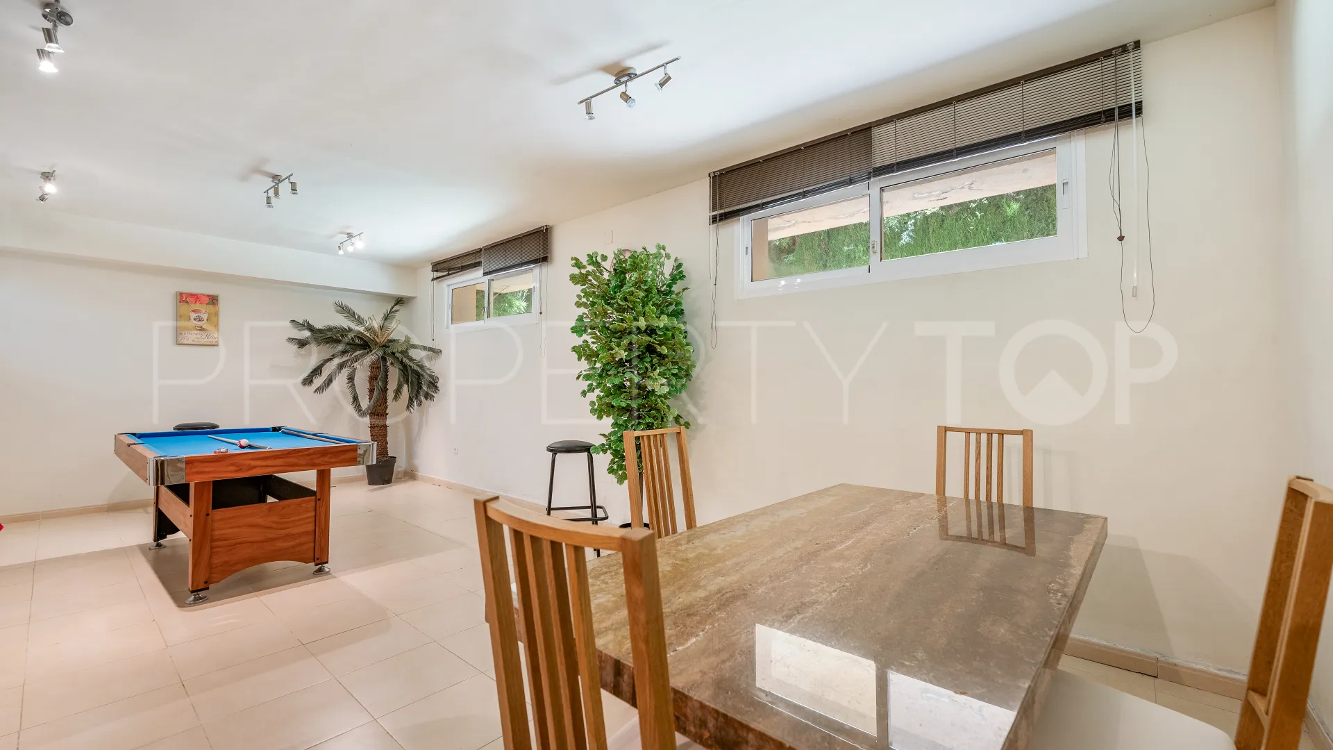 Buy villa in Elviria