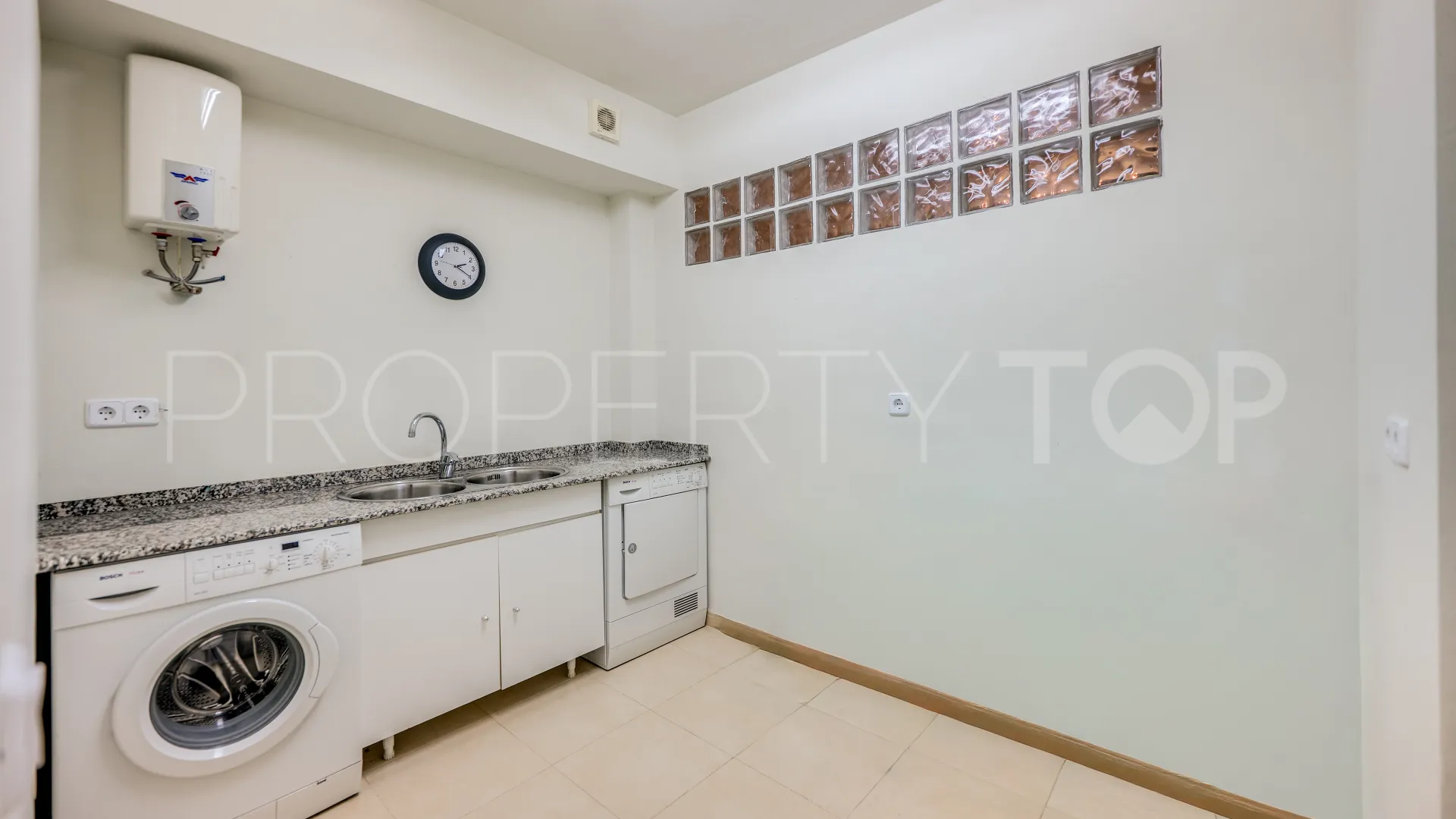Buy villa in Elviria