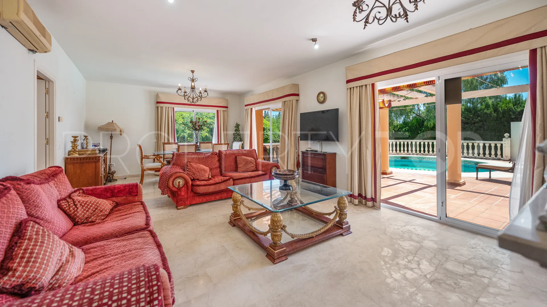 Buy villa in Elviria