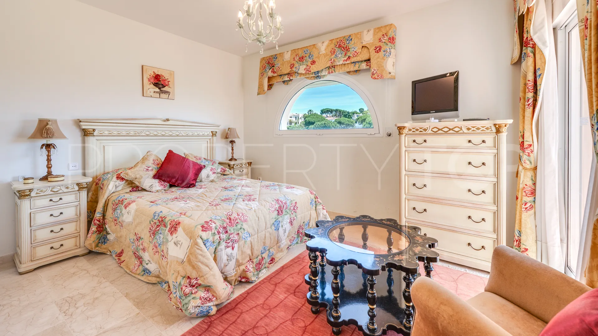 Buy villa in Elviria