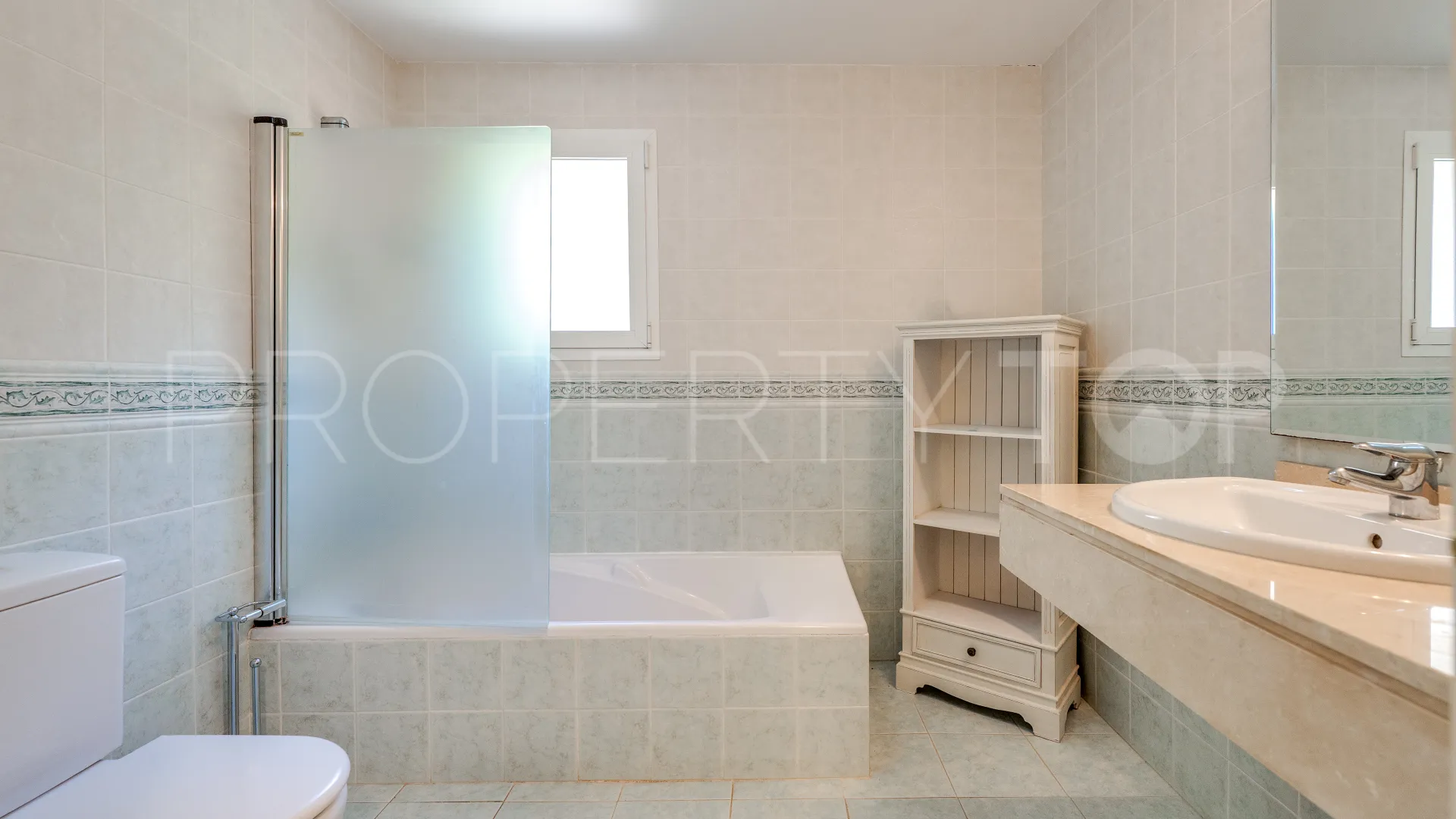 Buy villa in Elviria