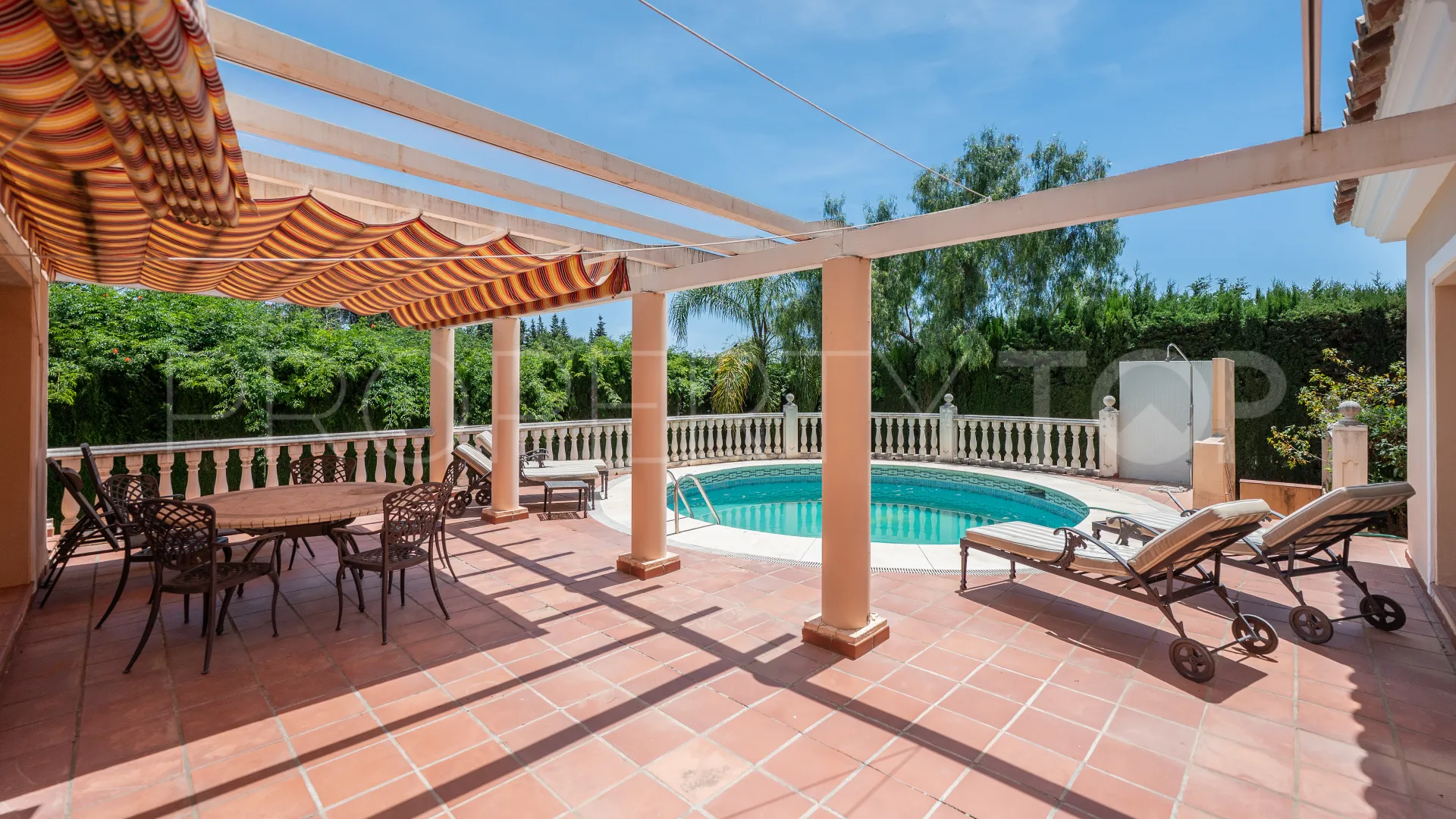 Buy villa in Elviria