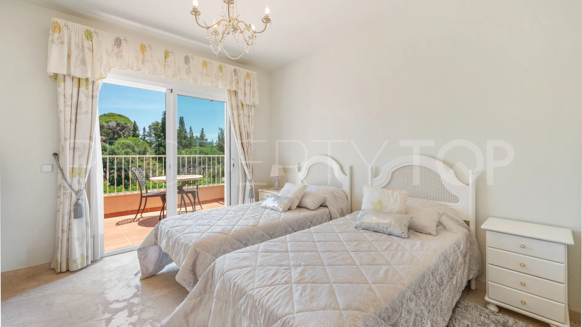 Buy villa in Elviria