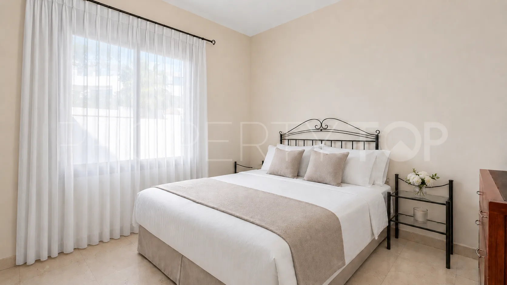 Comprar villa en Hacienda las Chapas con 5 dormitorios