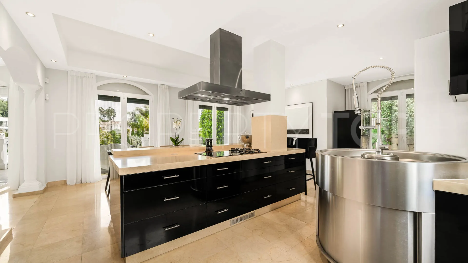 Nueva Andalucia, villa de 5 dormitorios en venta