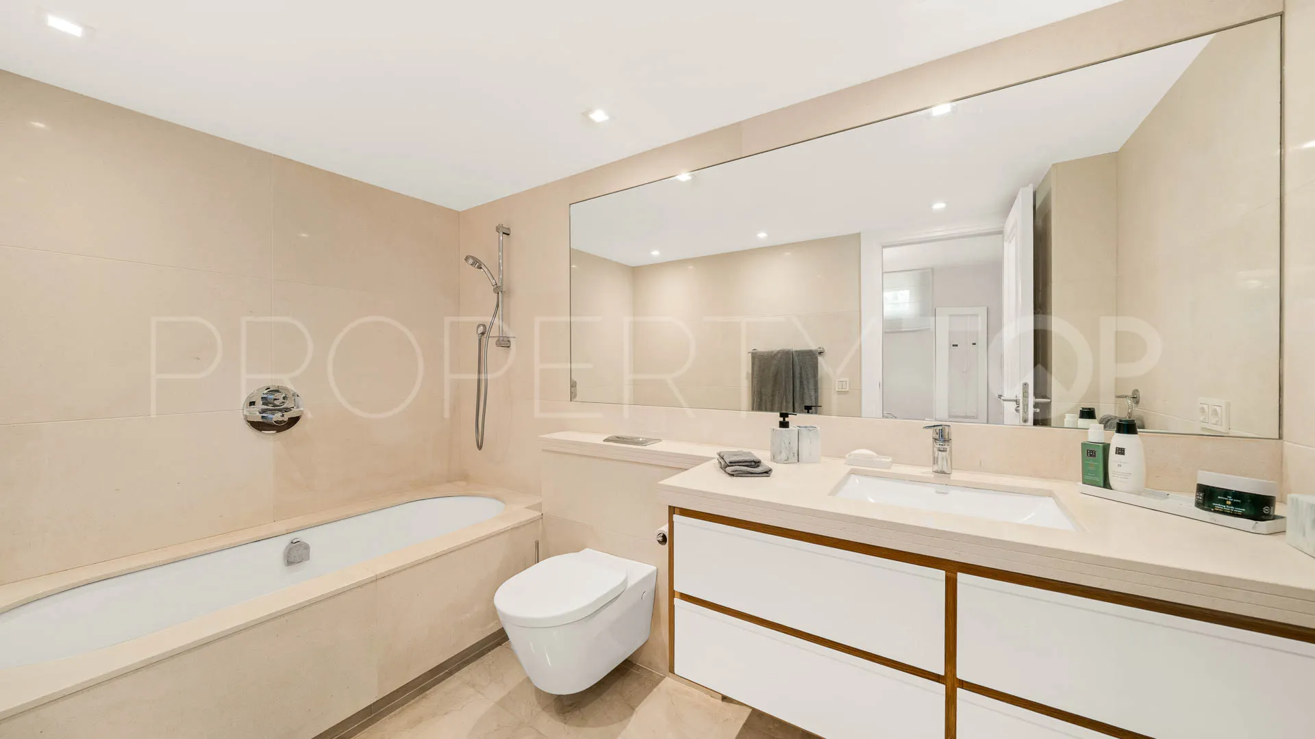 Nueva Andalucia, villa de 5 dormitorios en venta