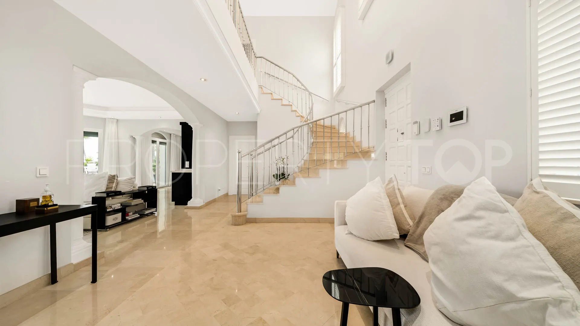 Nueva Andalucia, villa de 5 dormitorios en venta