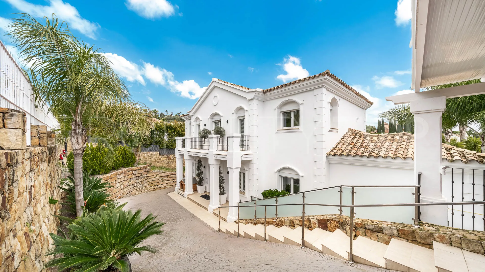 Nueva Andalucia, villa de 5 dormitorios en venta