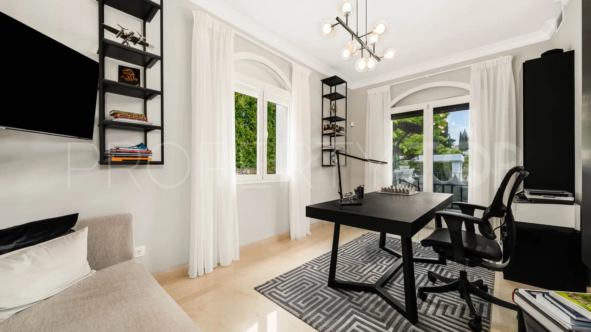 Nueva Andalucia, villa de 5 dormitorios en venta