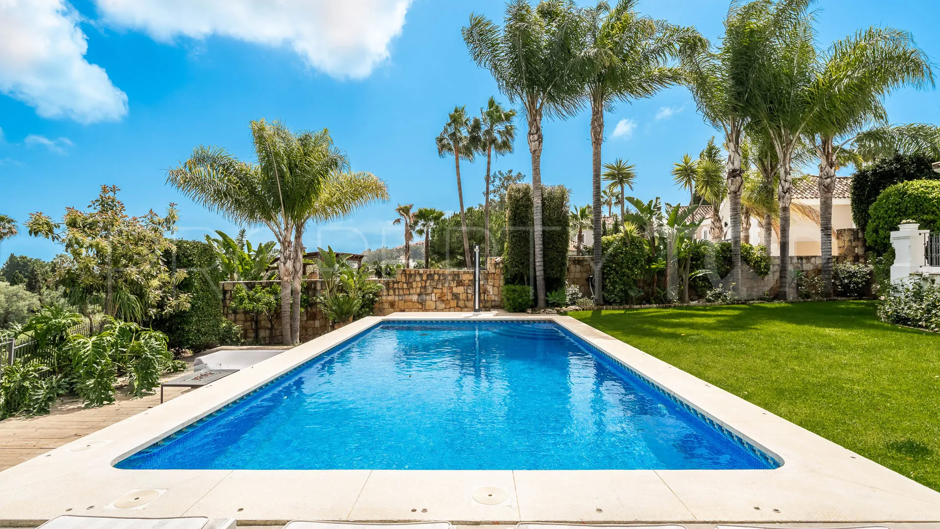 Nueva Andalucia, villa de 5 dormitorios en venta