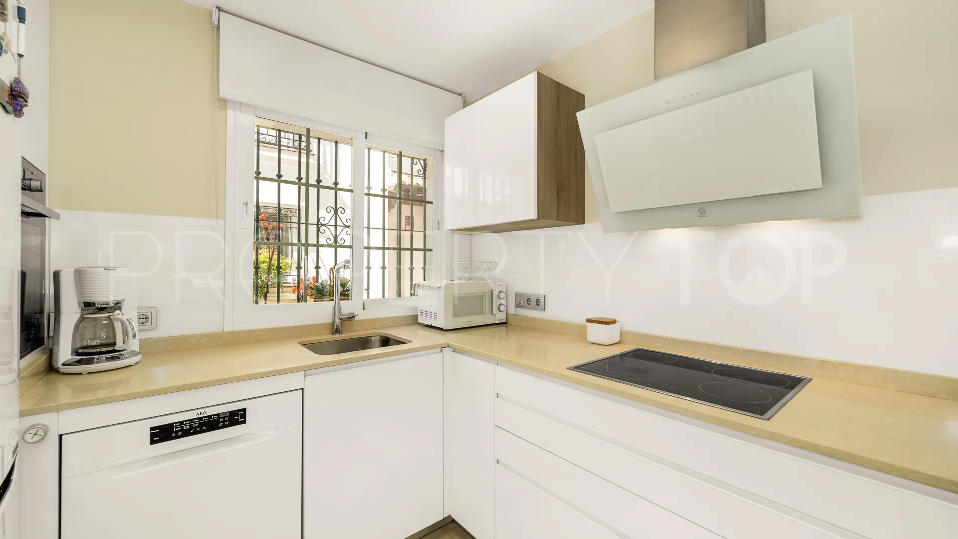 Town house for sale in Golden Mile