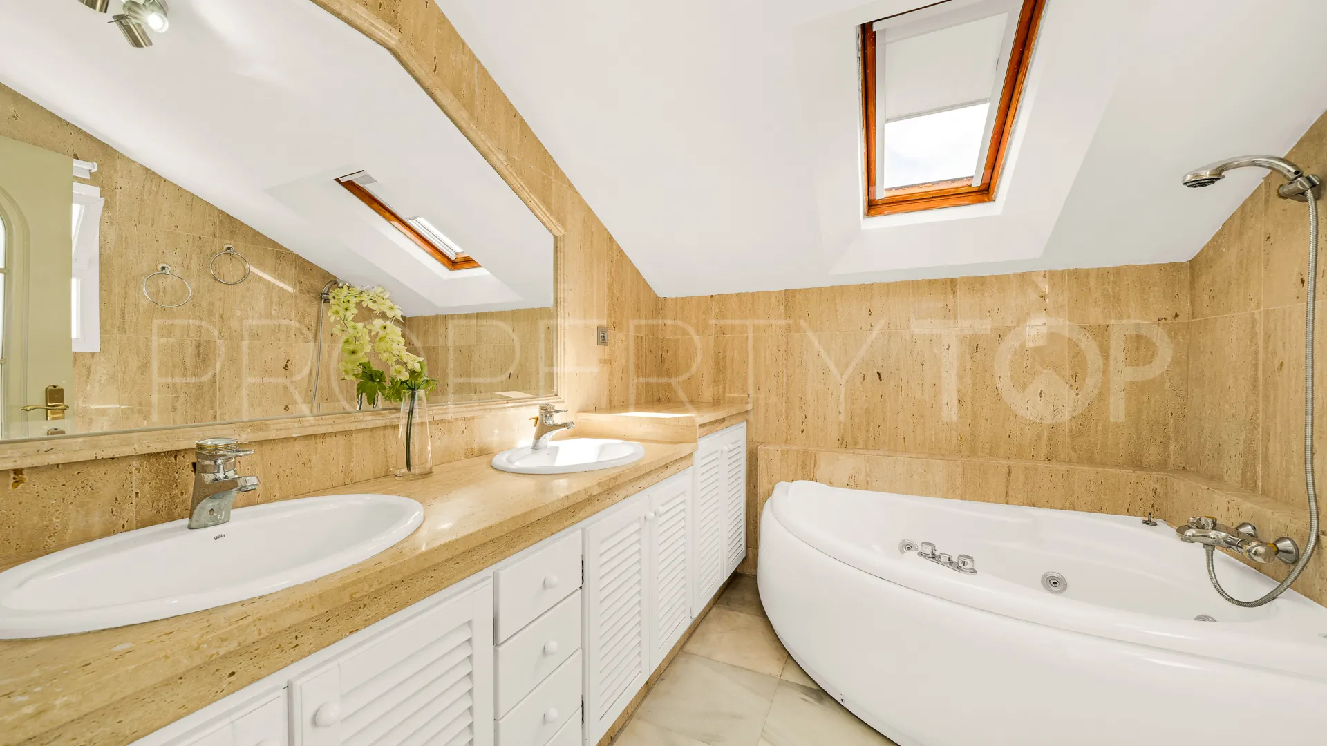 Town house for sale in Golden Mile