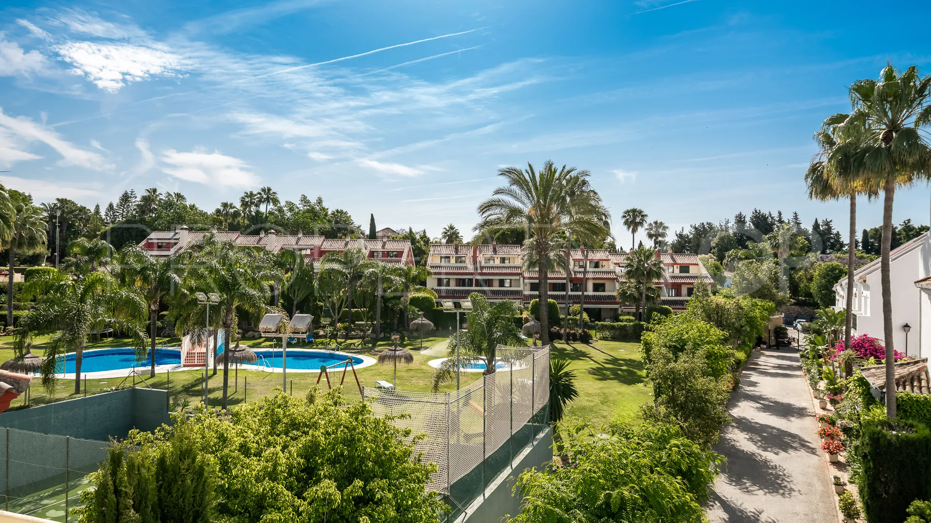 Town house for sale in Golden Mile