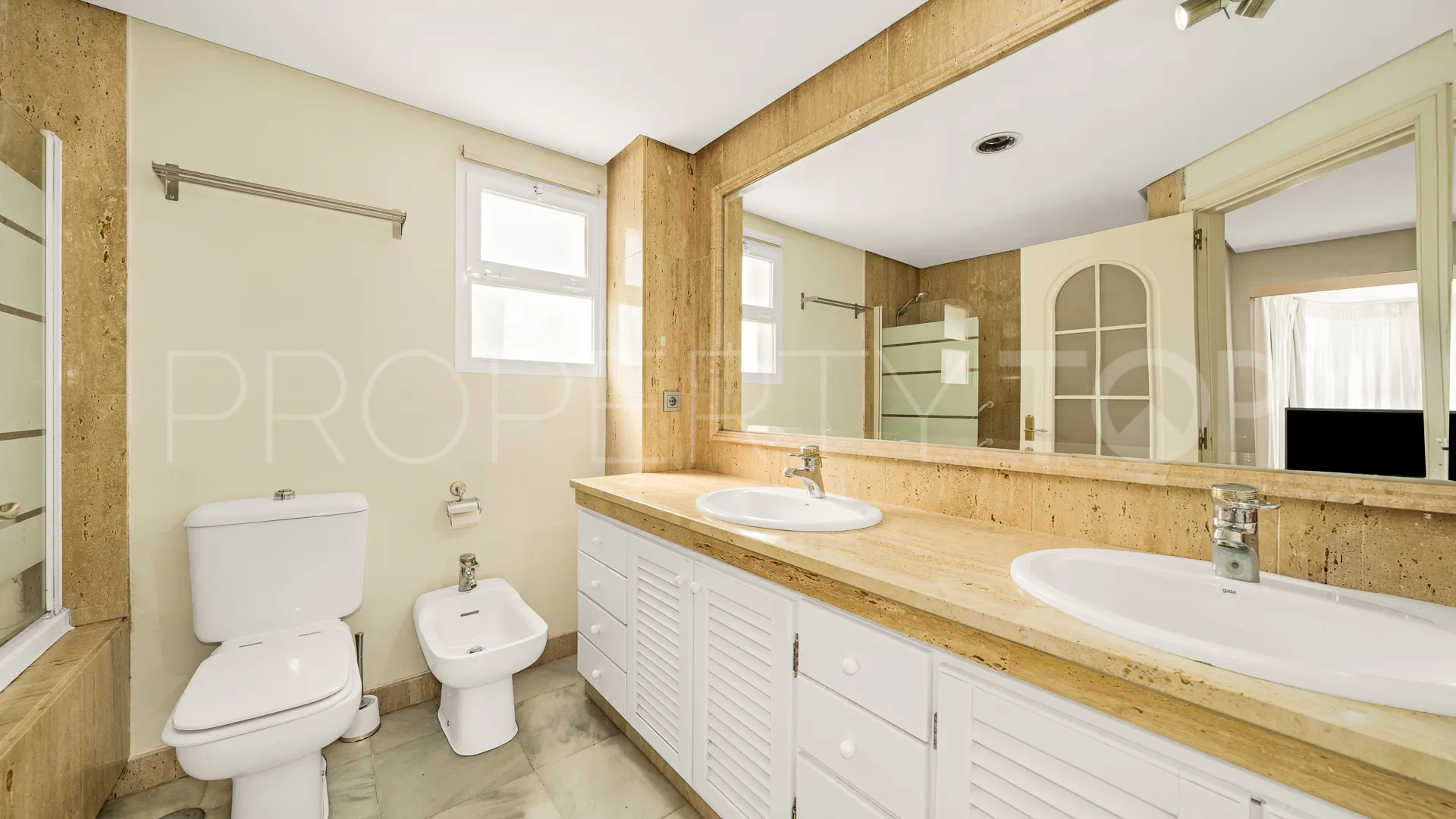 Town house for sale in Golden Mile