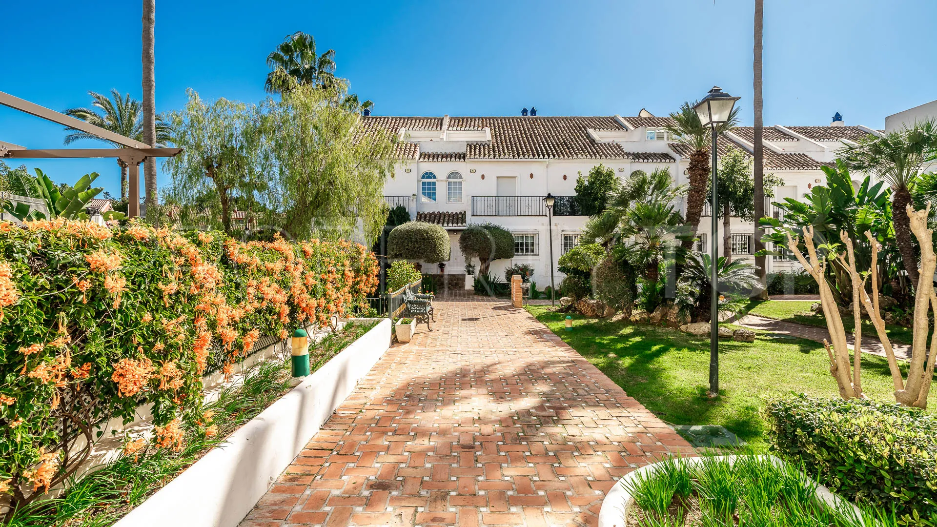 Town house for sale in Golden Mile