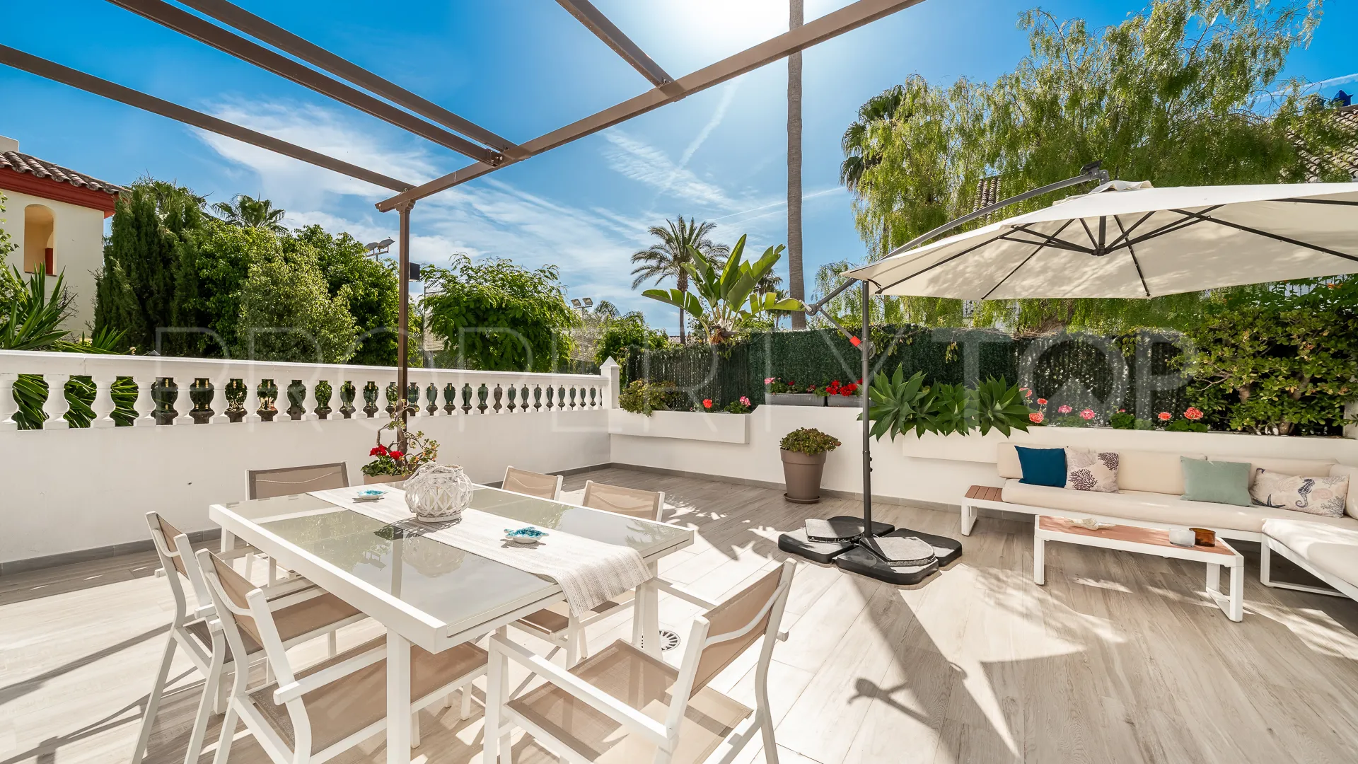 Town house for sale in Golden Mile