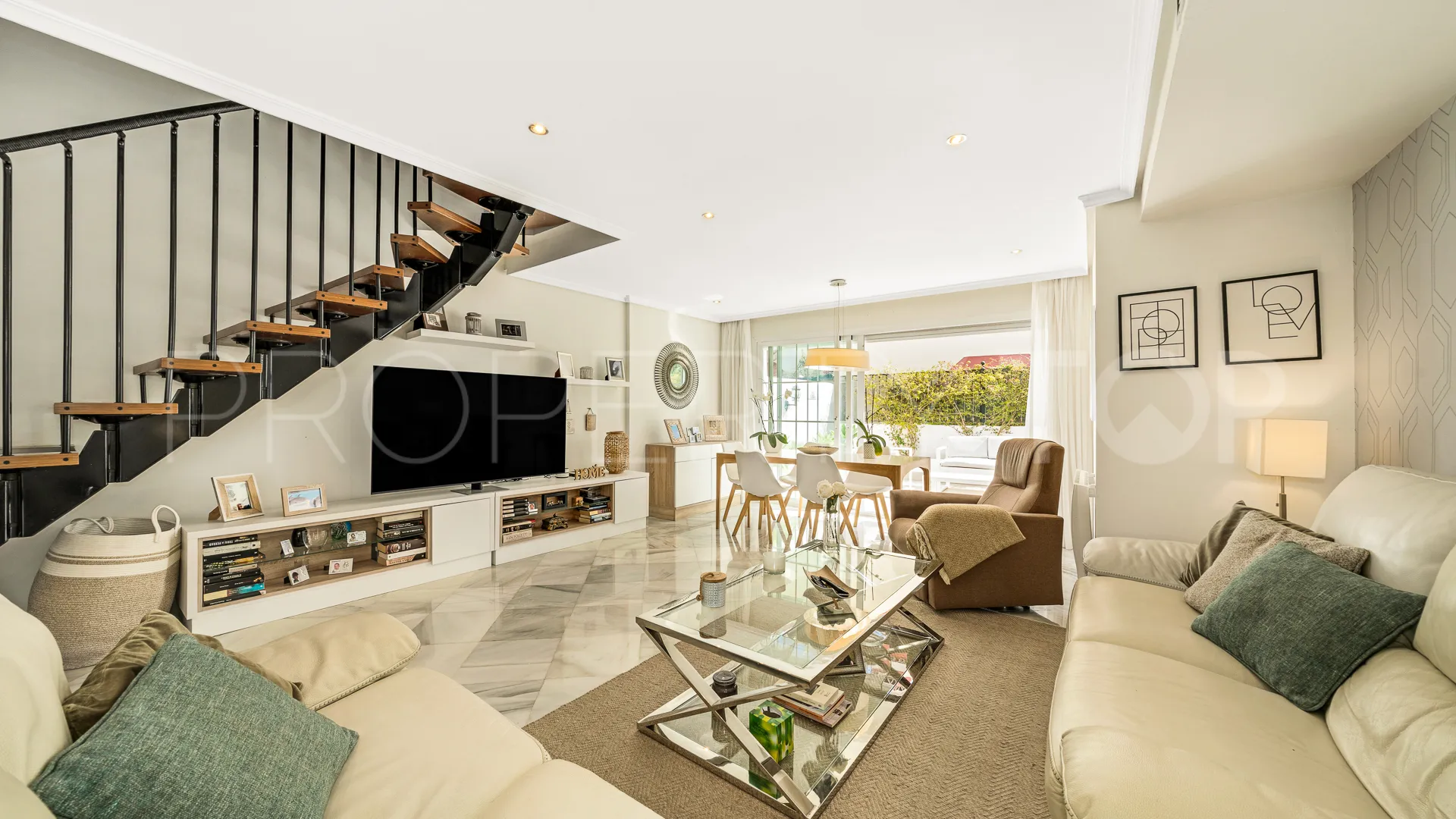 Town house for sale in Golden Mile