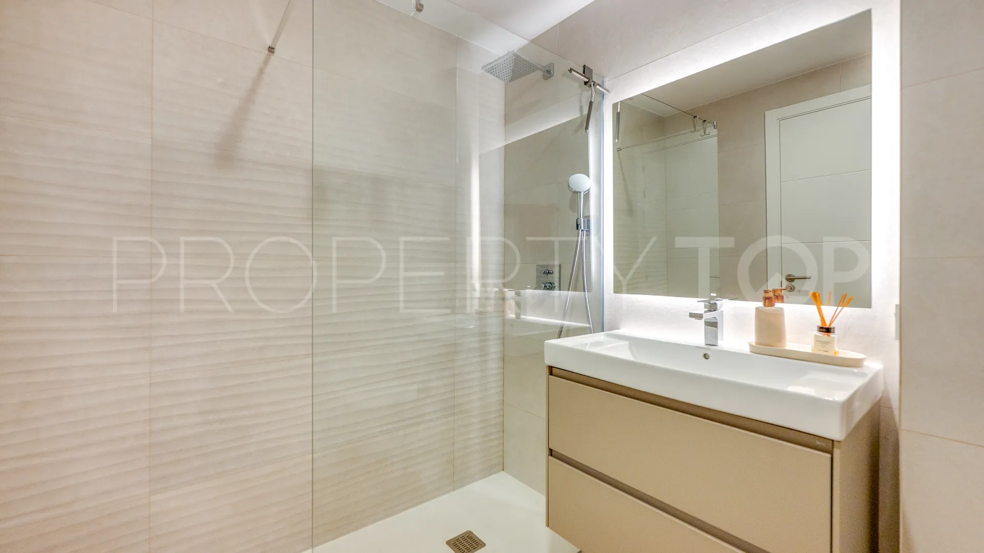 For sale apartment with 2 bedrooms in Elviria