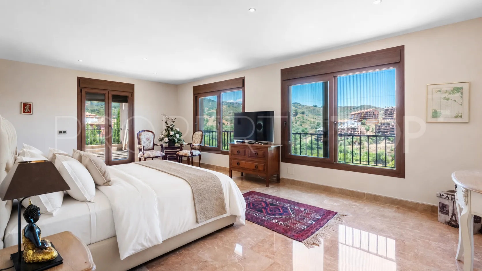 For sale villa with 4 bedrooms in Elviria