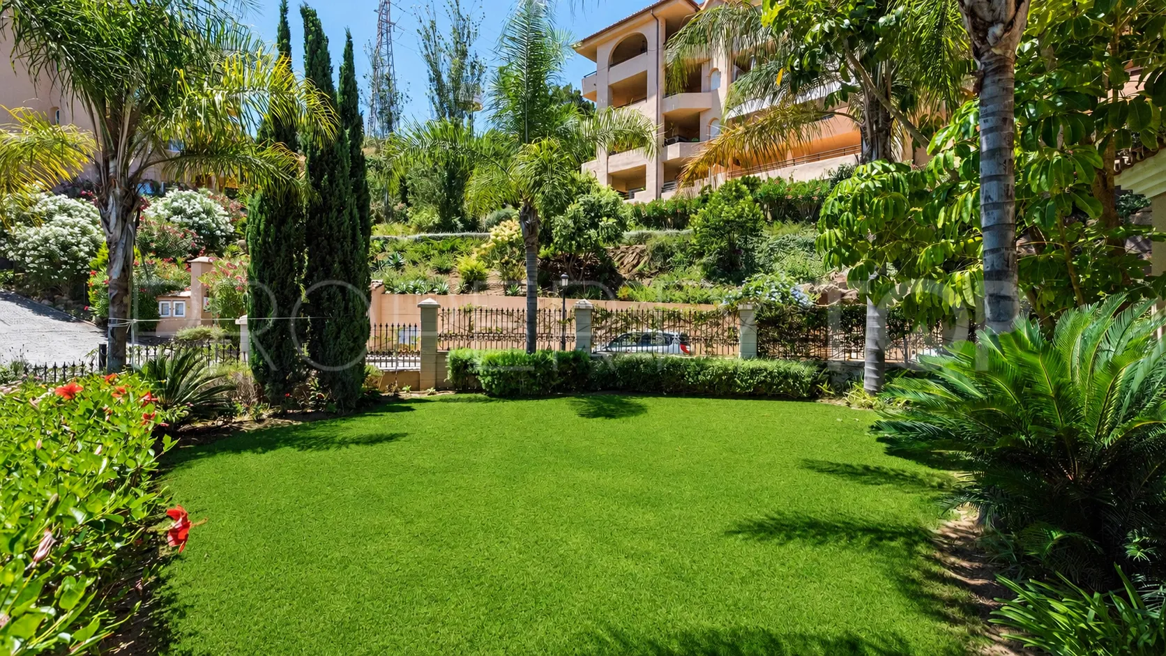 For sale villa with 4 bedrooms in Elviria