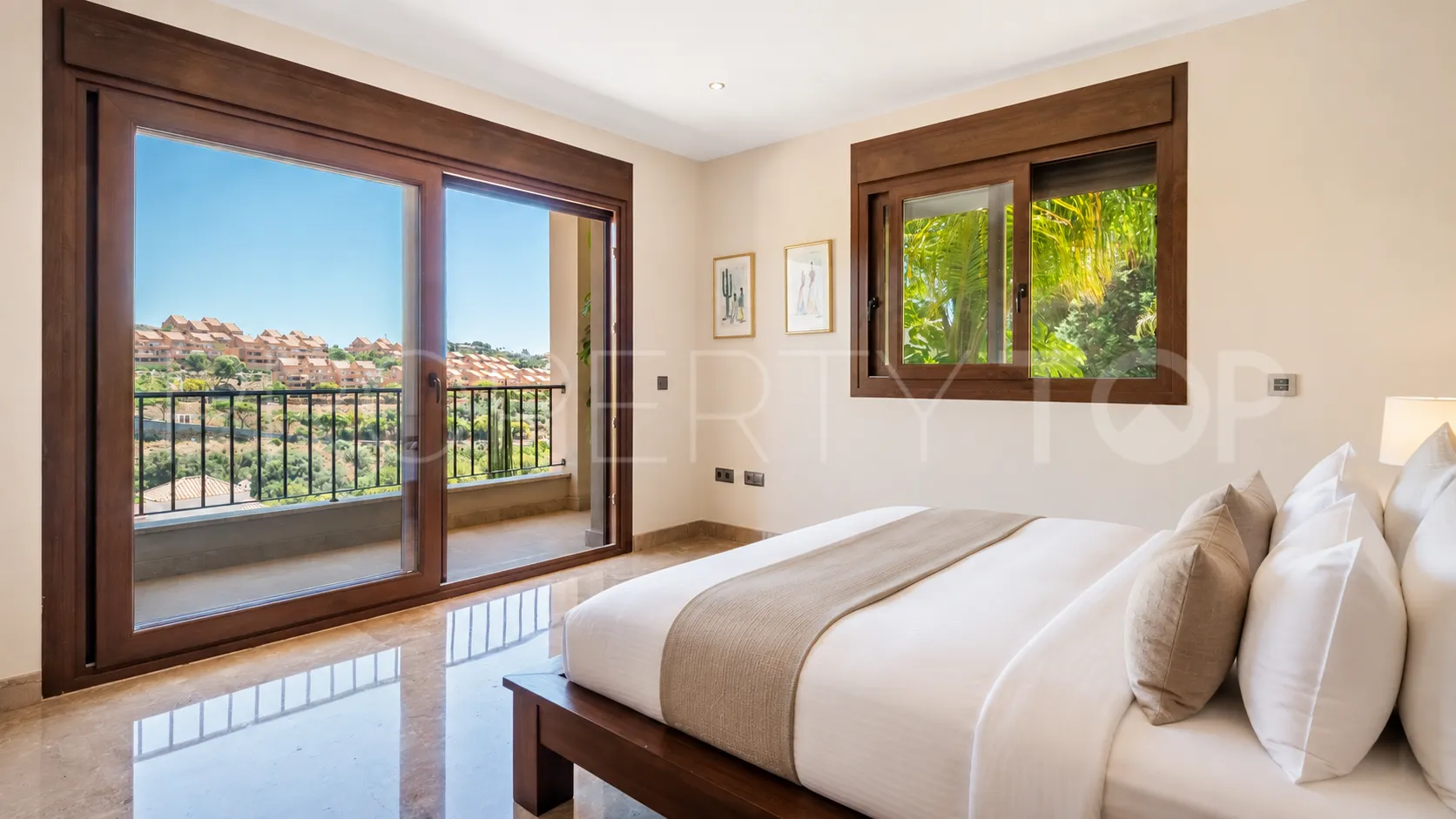 For sale villa with 4 bedrooms in Elviria