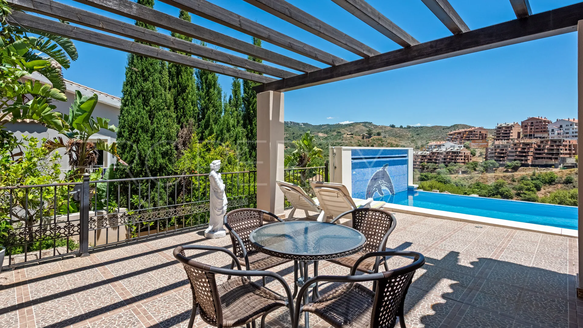 For sale villa with 4 bedrooms in Elviria