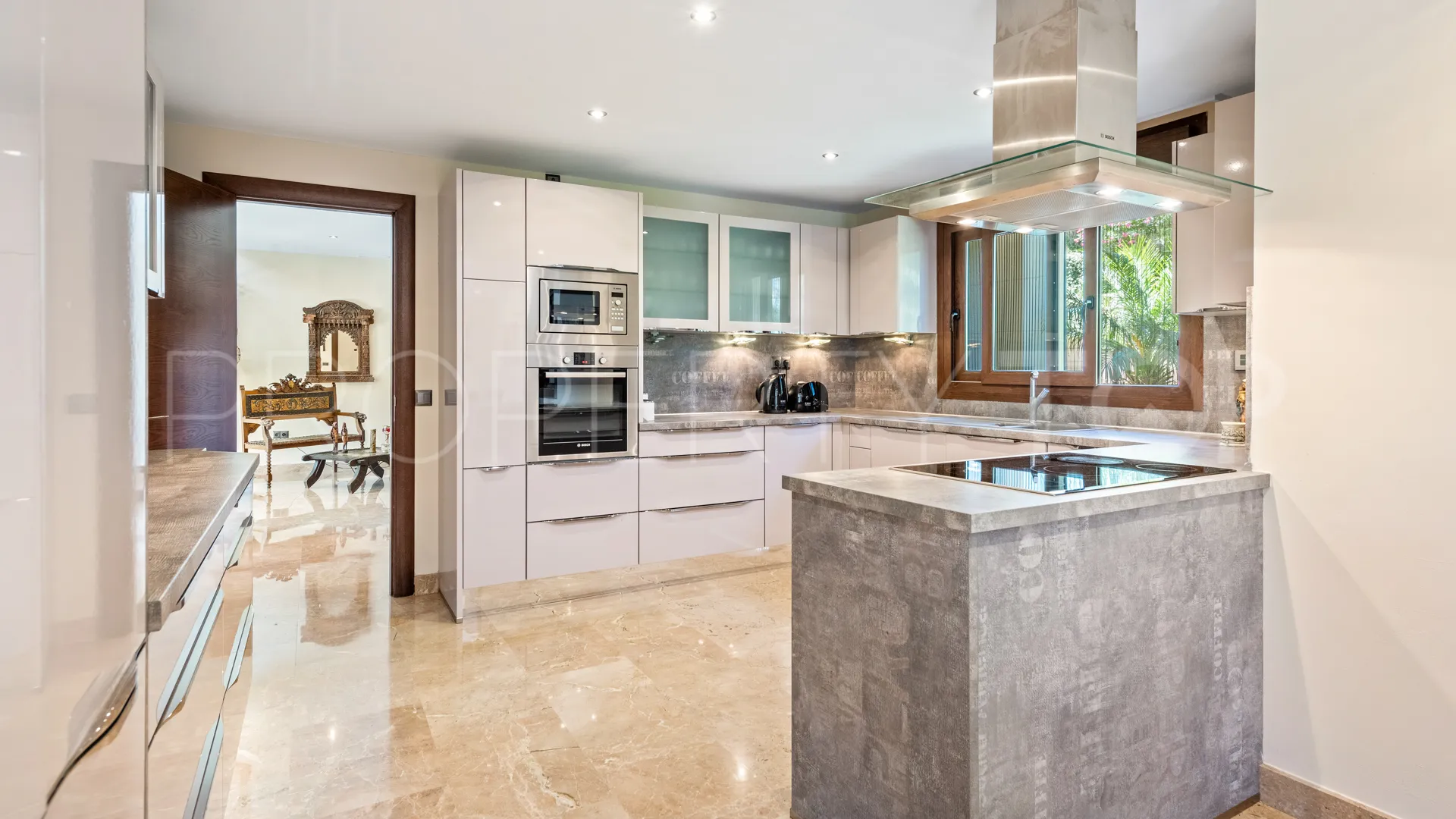 For sale villa with 4 bedrooms in Elviria