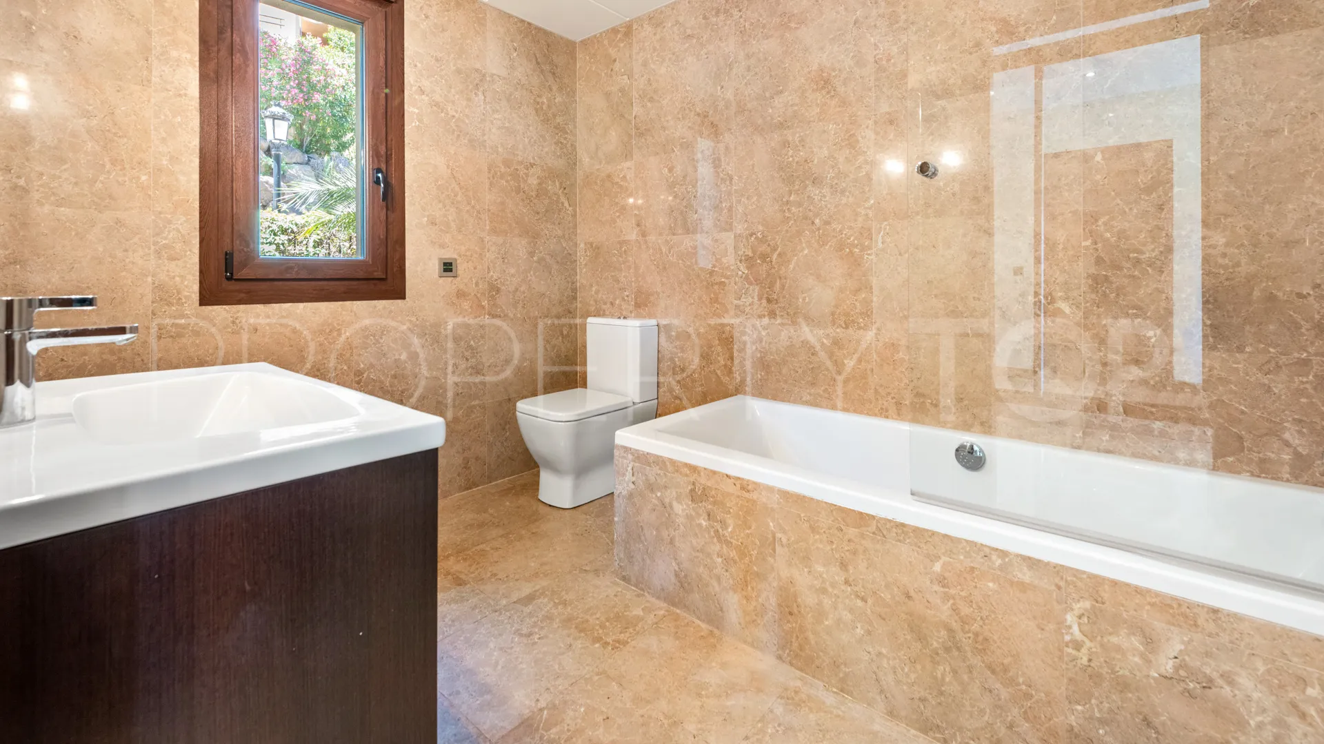 For sale villa with 4 bedrooms in Elviria