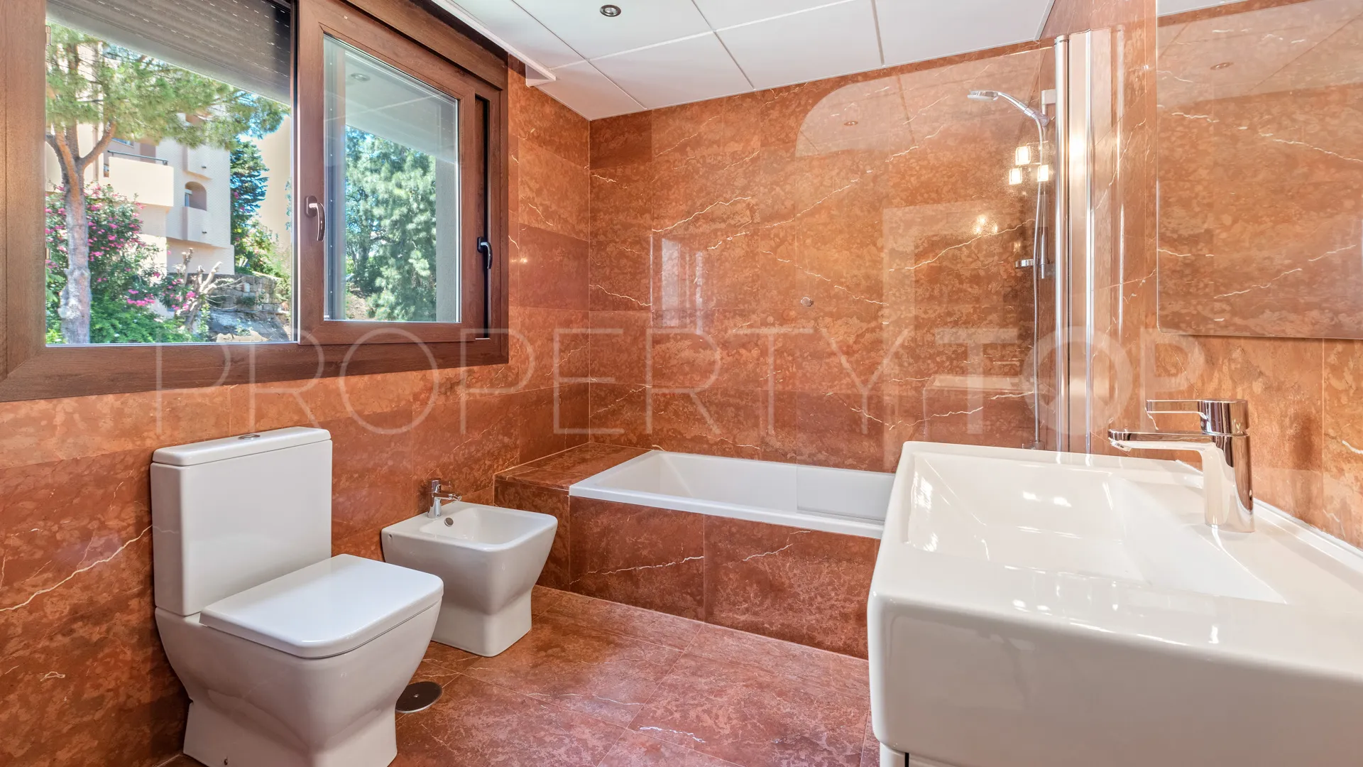 For sale villa with 4 bedrooms in Elviria