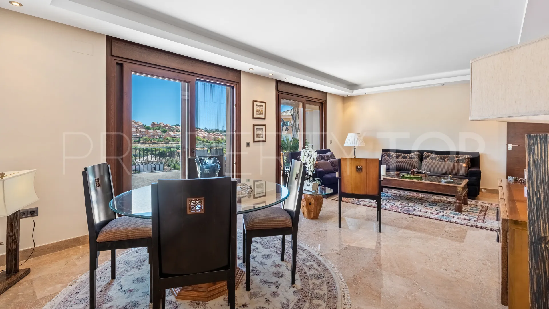For sale villa with 4 bedrooms in Elviria