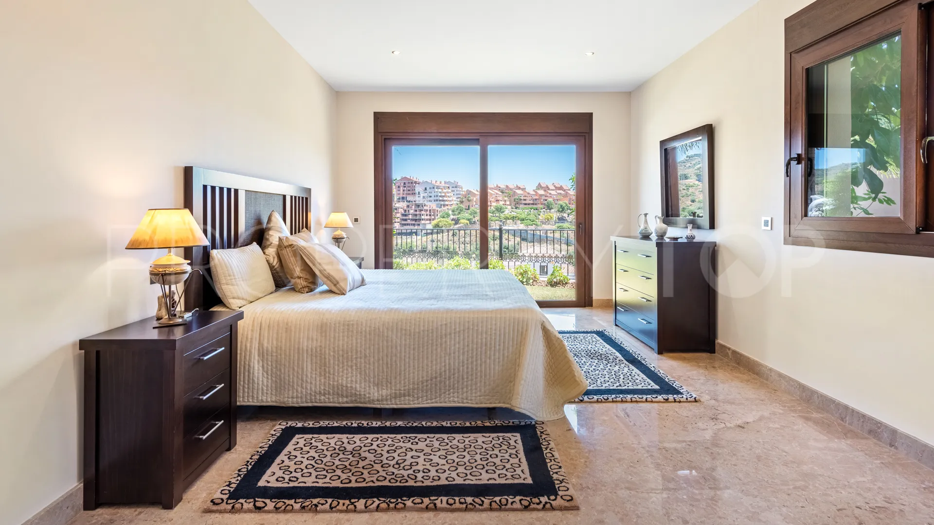 For sale villa with 4 bedrooms in Elviria