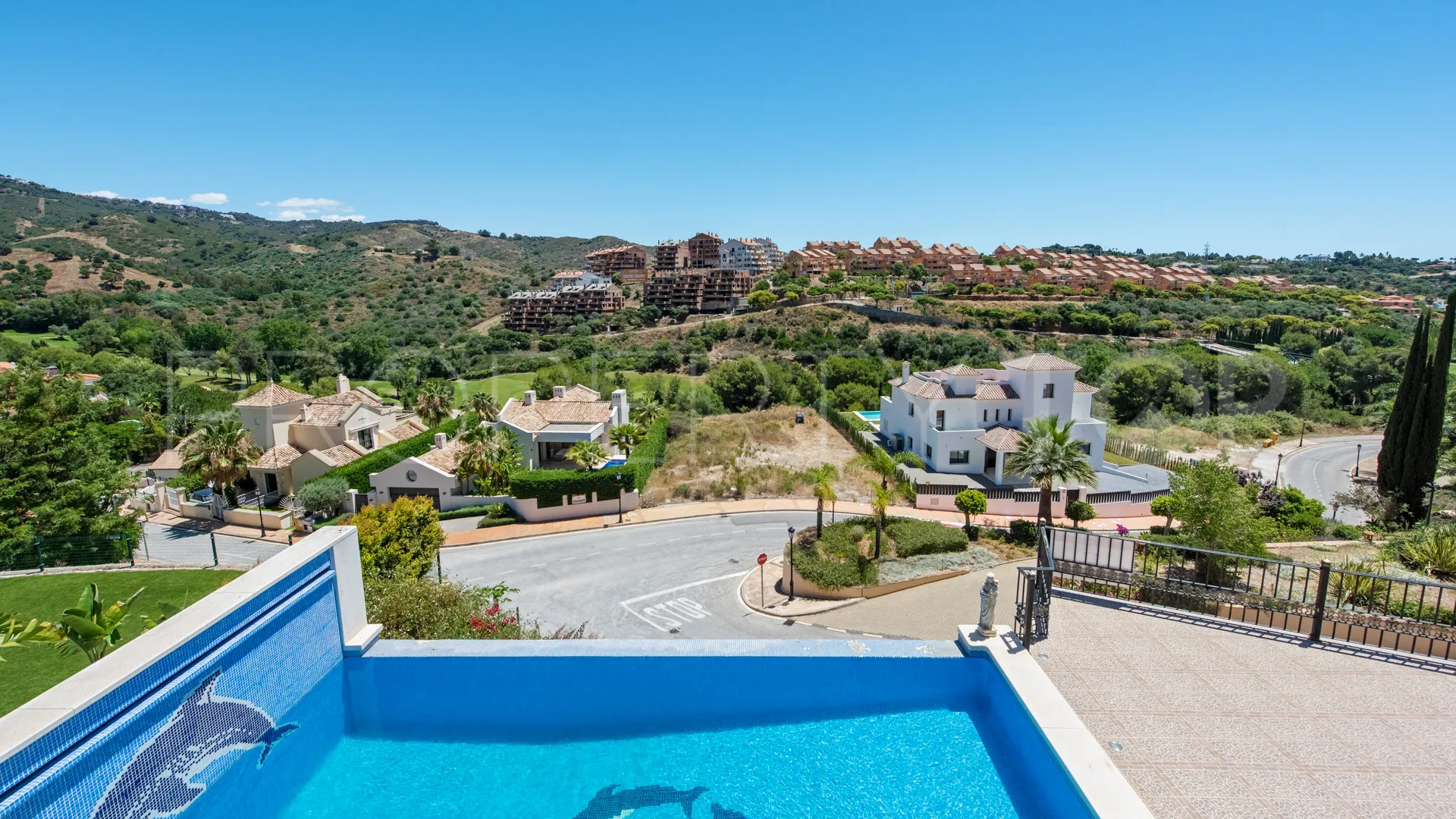 For sale villa with 4 bedrooms in Elviria