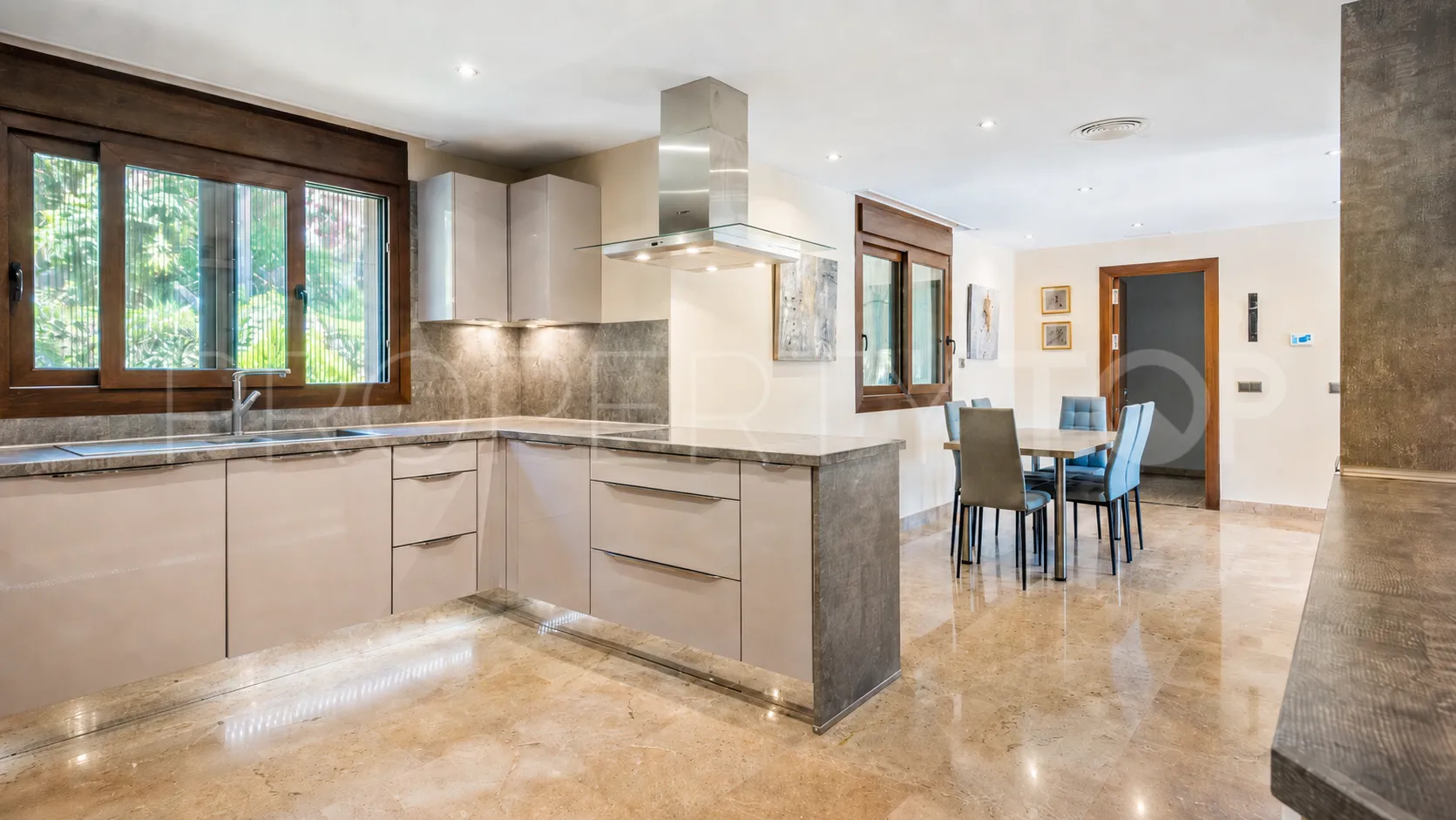 For sale villa with 4 bedrooms in Elviria