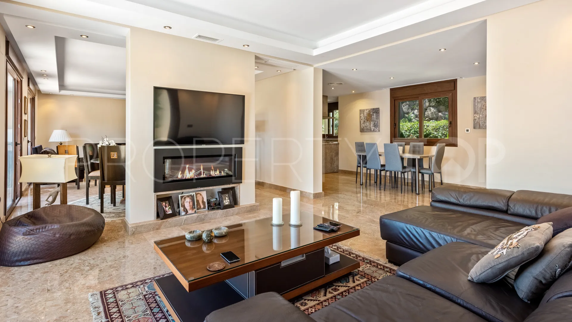 For sale villa with 4 bedrooms in Elviria
