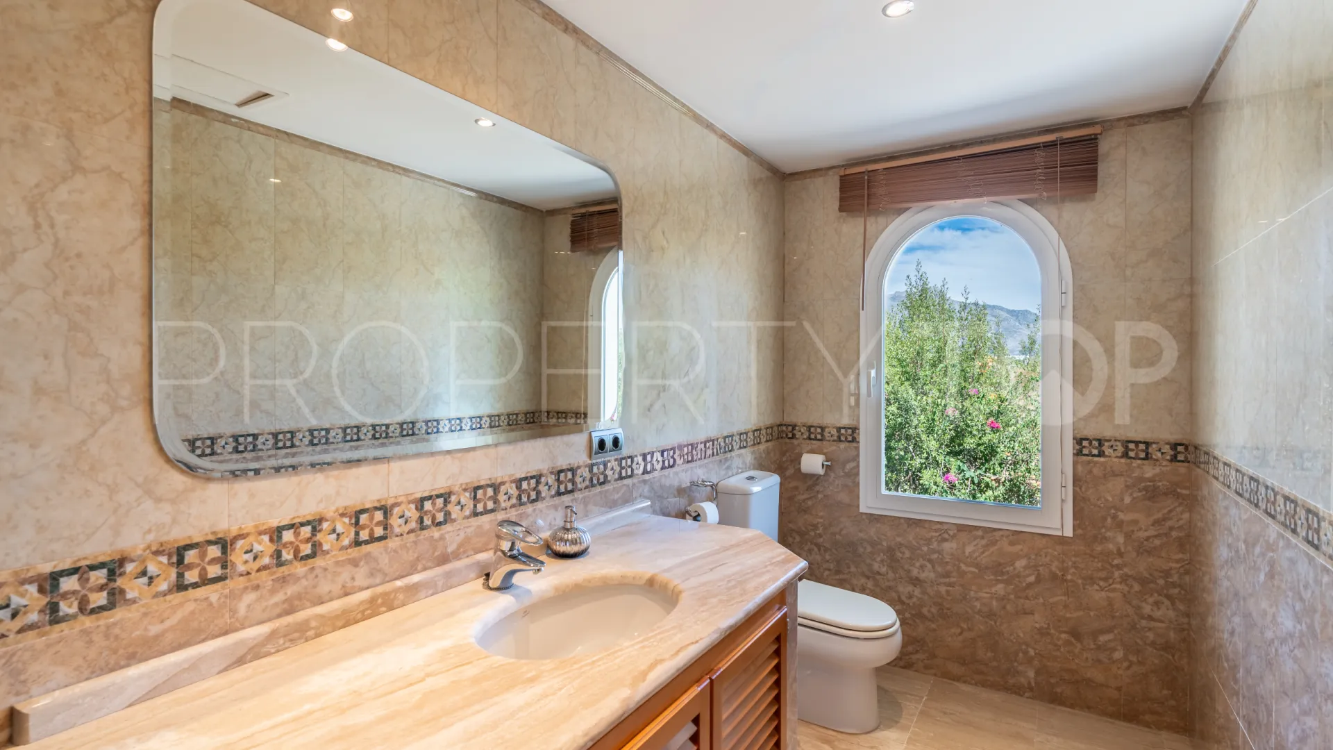 For sale Los Arqueros villa with 5 bedrooms