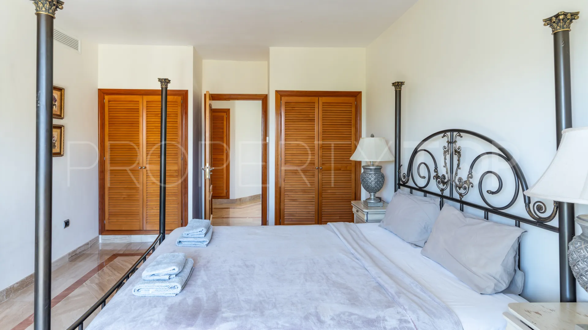 For sale Los Arqueros villa with 5 bedrooms
